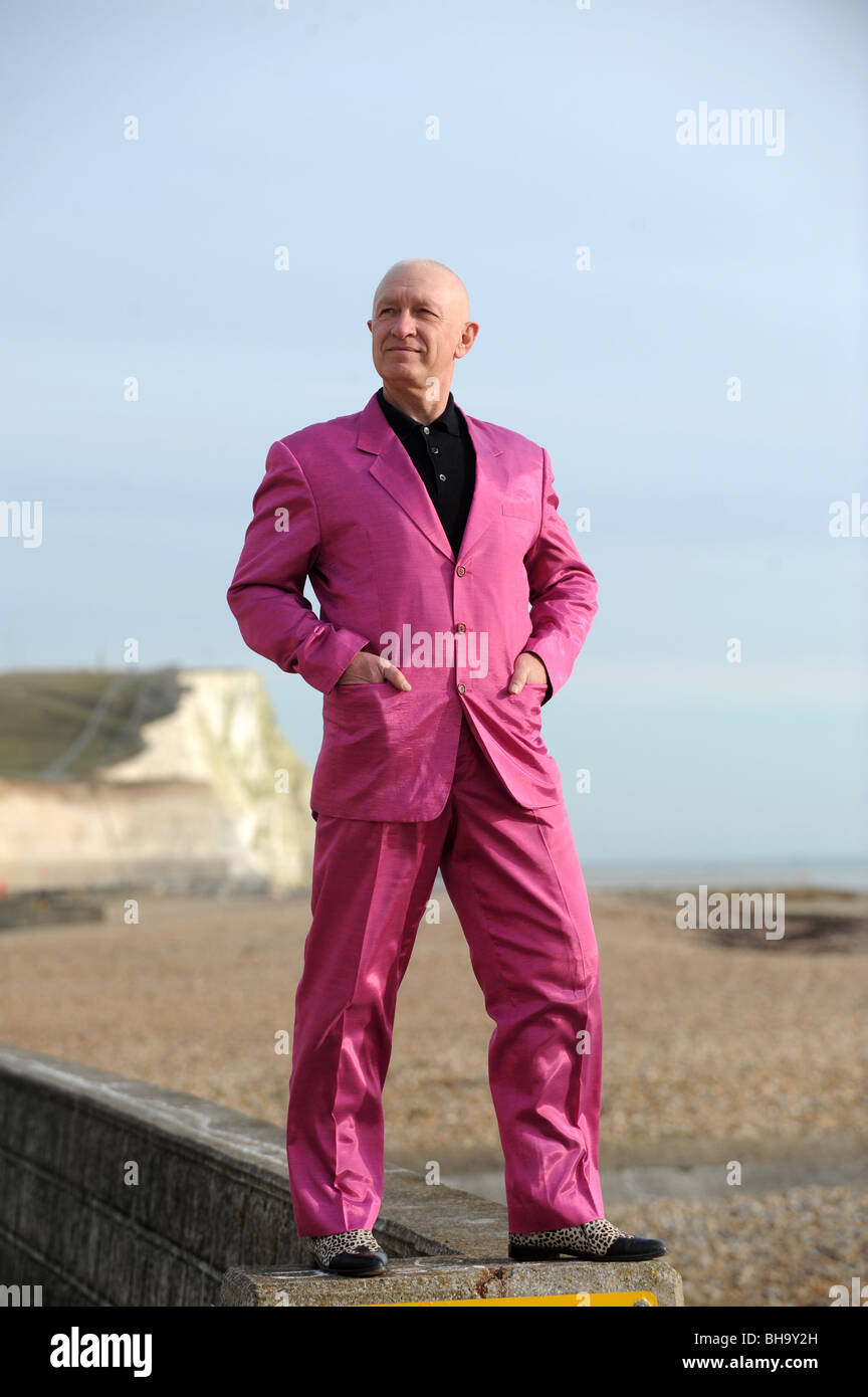 Komiker und Sänger Terry Garoghan tragen eines seiner Markenzeichen Anzüge getragen auf der Bühne in rosa Stockfoto