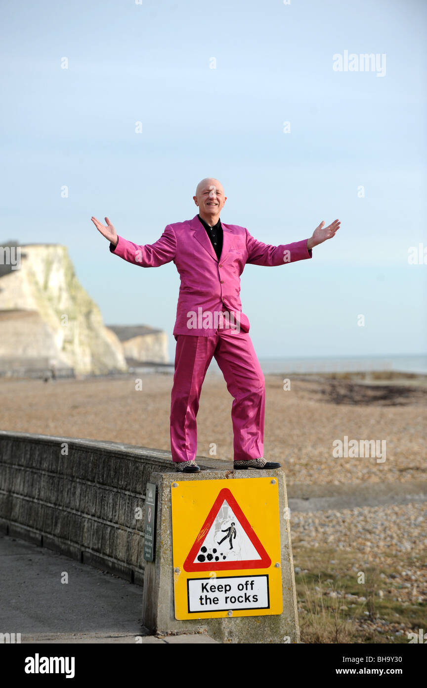 Komiker und Sänger Terry Garoghan tragen eines seiner Markenzeichen Anzüge getragen auf der Bühne in rosa Saltdean Beach Stockfoto