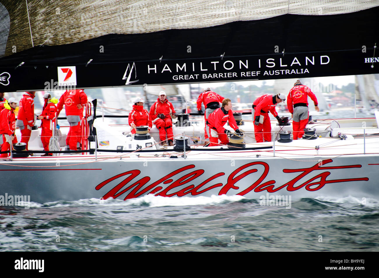 SYDNEY, Australien - Sydney, Australien - Super Maxi Yacht Wild Oats XI zu Beginn des Jahres 2009 Rolex Sydney Harbour Yacht Race im Hafen von Sydney. Wild Oats war Skipper Mark Richards und wurde 2. in der allgemeinen Linie ehren. Stockfoto