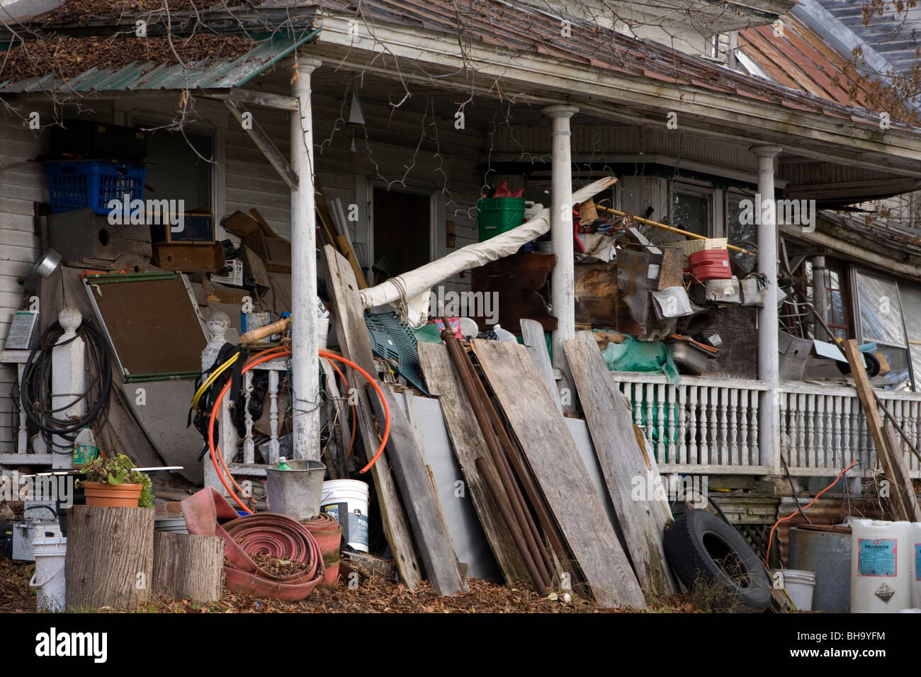 Eine Veranda in Vermont hält eine Anhäufung von Material. Stockfoto