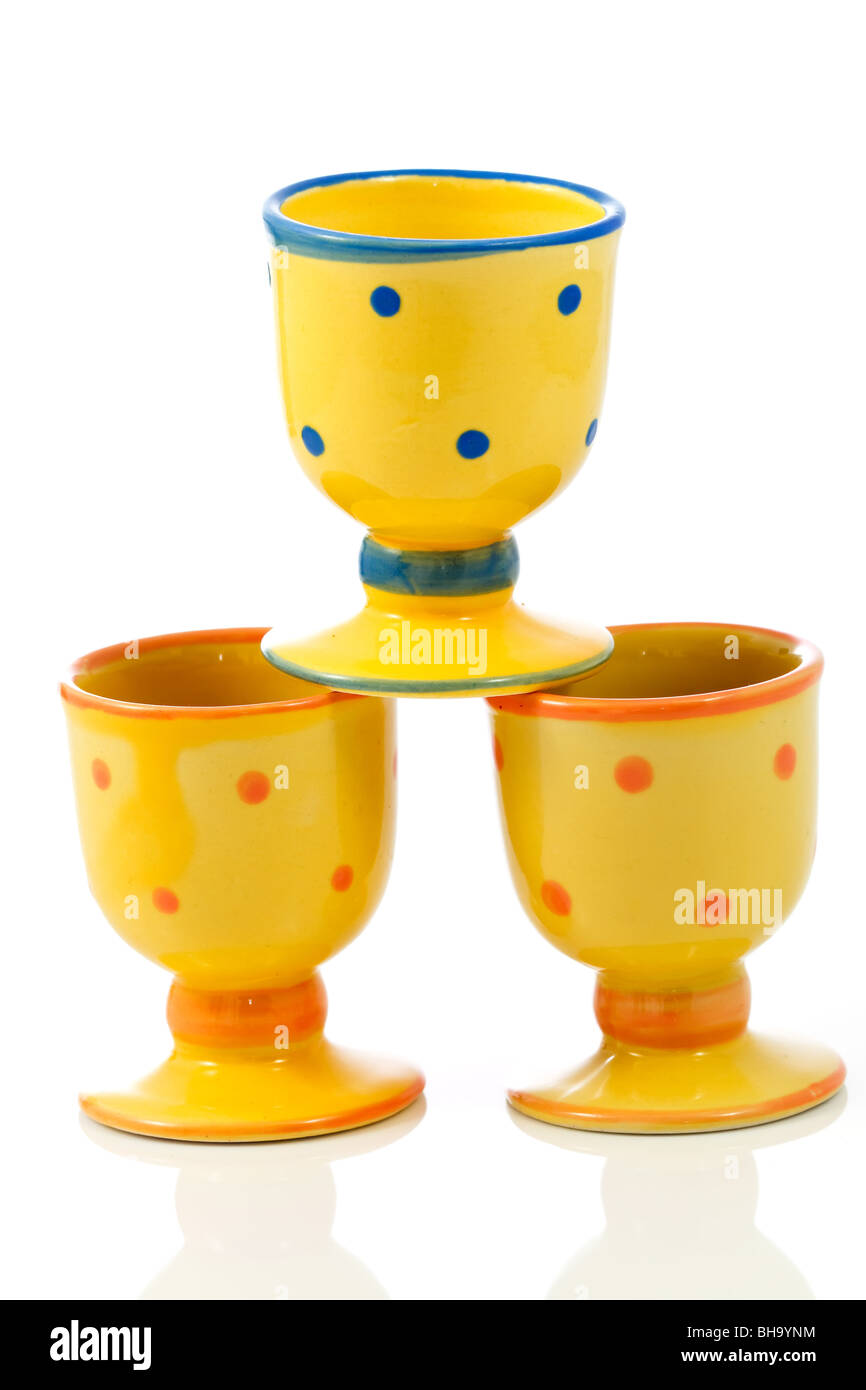 Gelb gepunktete Keramik Eierbecher Stockfoto