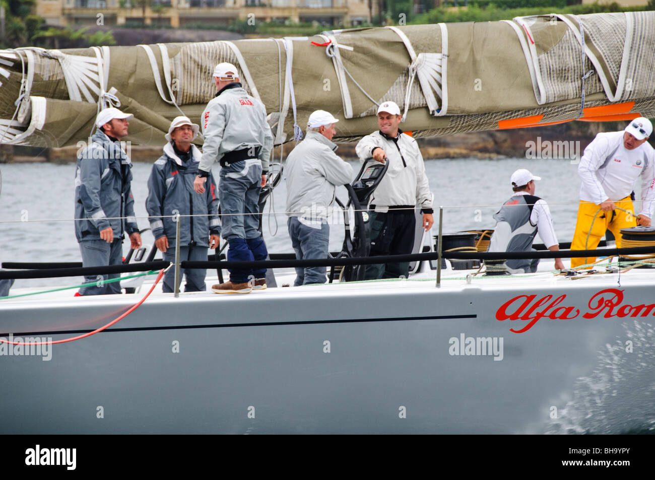 SYDNEY, Australien - Sydney, Australien - Super Maxi Yacht Alfa Romeo zu Beginn des Jahres 2009 Rolex Sydney Harbour Yacht Race im Hafen von Sydney. Alfa Romeo war der Gewinner auf die allgemeine Linie ehren.. Es wurde von Neville Crichton. Stockfoto