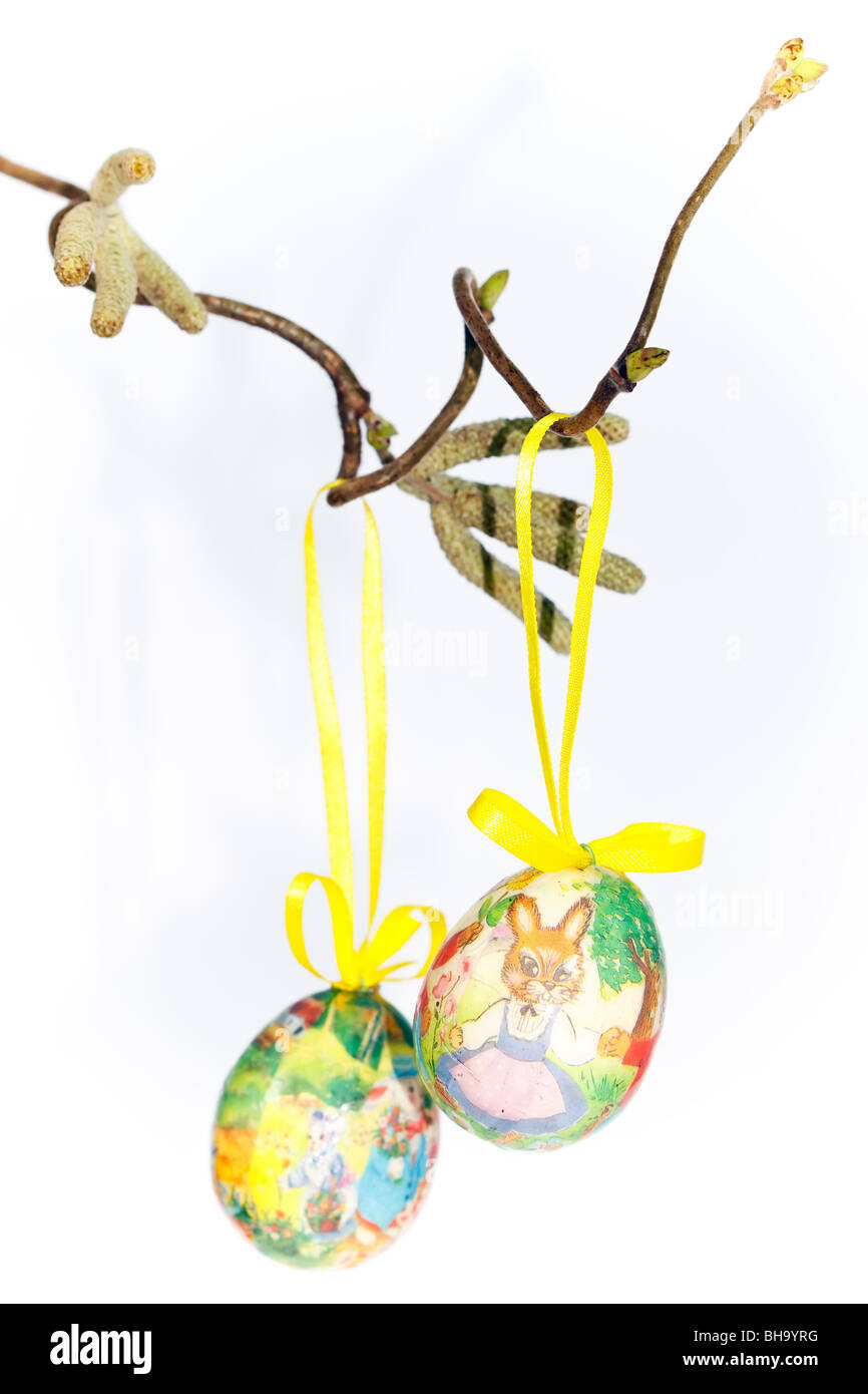 Ostereier auf Ast Stockfoto