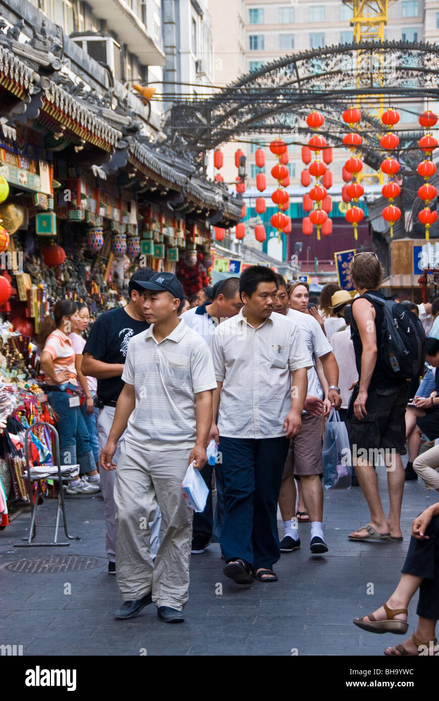 Peking, China - große Menschenmenge zu Fuß, Shopping auf der Handelsstraße in der Nähe der 'Wang Fu Jing' Avenue, chinesische Stadtstraße, geschäftige Straßen PEKING Markt, Einkaufsviertel Stockfoto