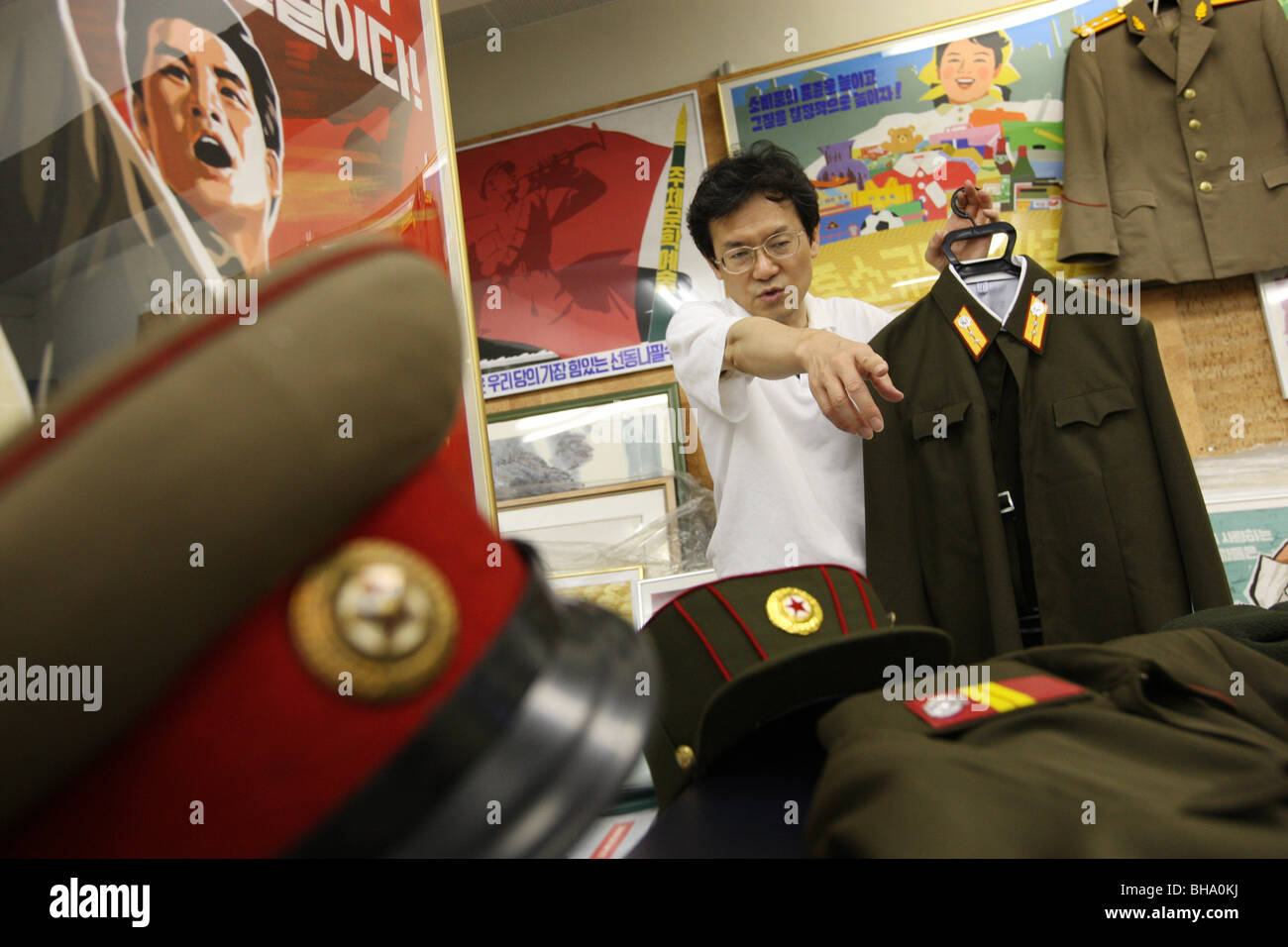 Jun Miyagawa, der Rainbow Trading Company (eine nordkoreanische Spezialität Buchhandlung) zeigt den nordkoreanischen Produkte zum Verkauf. Tokyo. Stockfoto