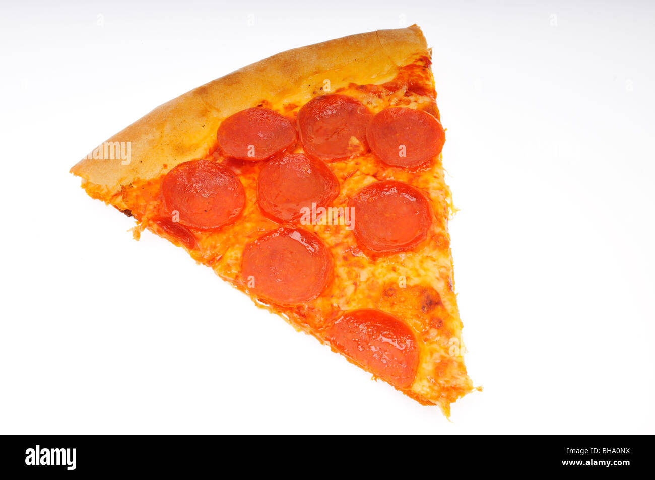 Stück Salami Pizza auf weißem Hintergrund ausschneiden. Stockfoto