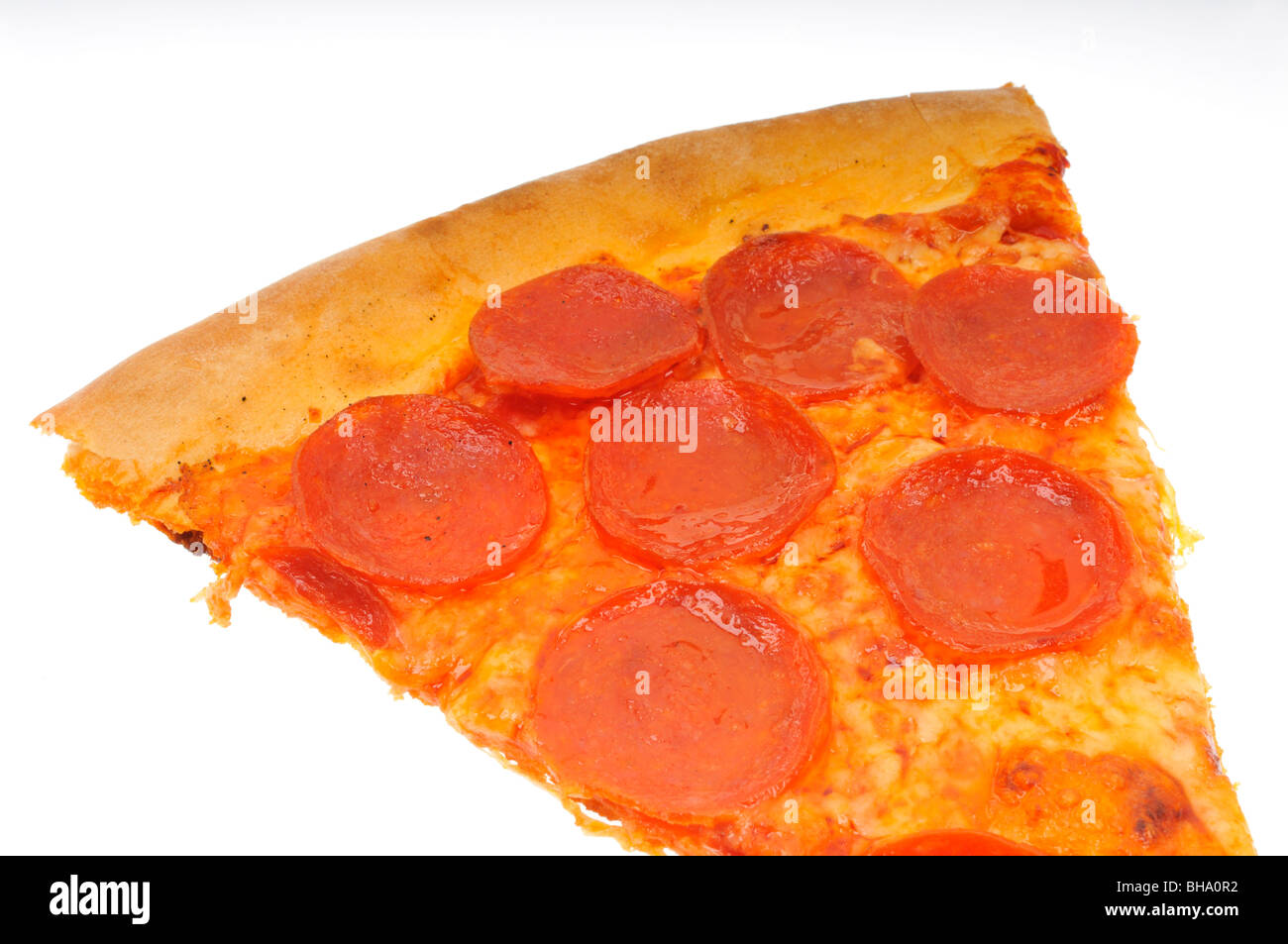 Stück Salami Pizza auf weißem Hintergrund. Stockfoto