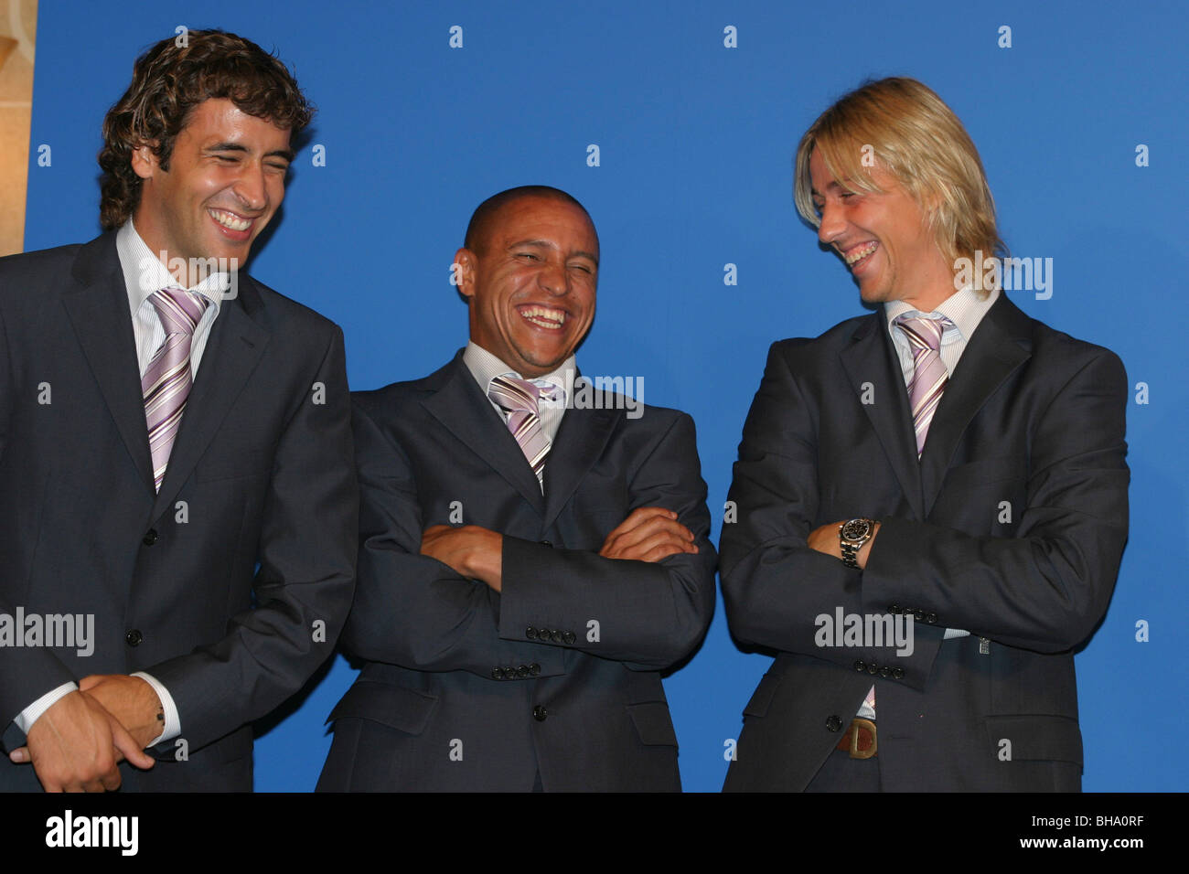 Raul Gonzalez (links), Roberto Carlos (Mitte) und Jose Maria Gutierrez (rechts), Fußballspieler mit Real Madrid. Tokyo. Stockfoto