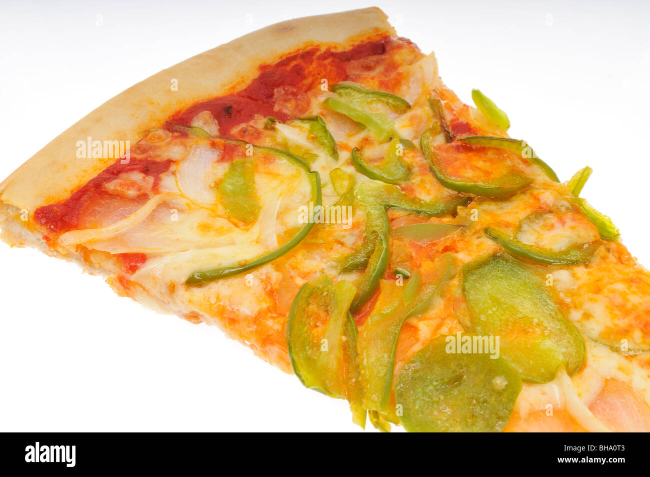 Scheibe grüne Paprika und Zwiebel Pizza auf weißem Hintergrund. Stockfoto