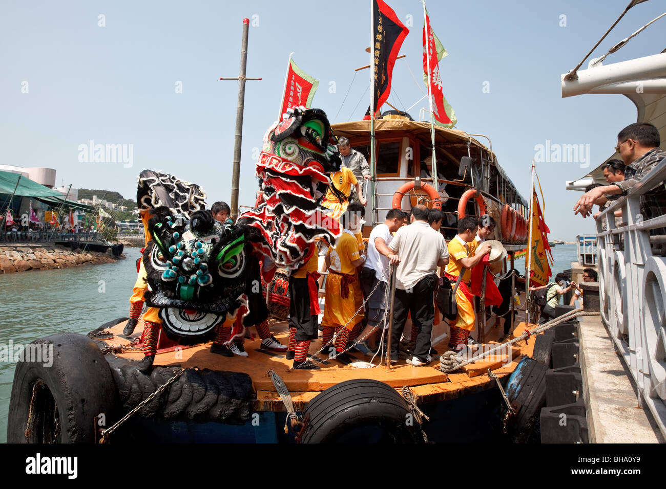 Eine Löwe-Tänzer-Truppe verlassen ein Boot zur Vorbereitung in die Cheung Chau Bun Festival feierte im Jahr 2009 Stockfoto