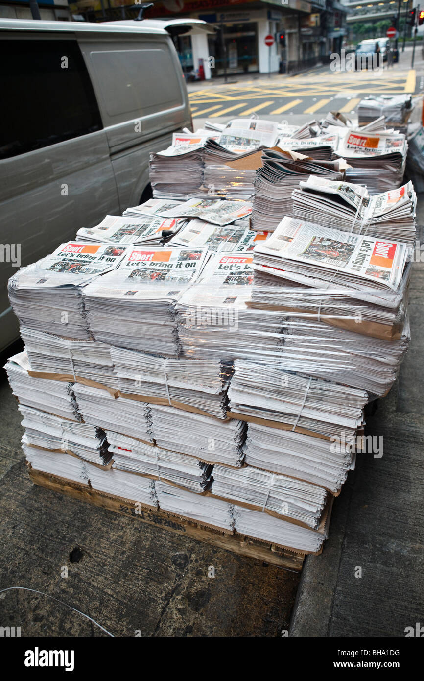 Stapel von Zeitungen bereit für Auslieferung und Verteilung in Hong Kong gemacht. Stockfoto