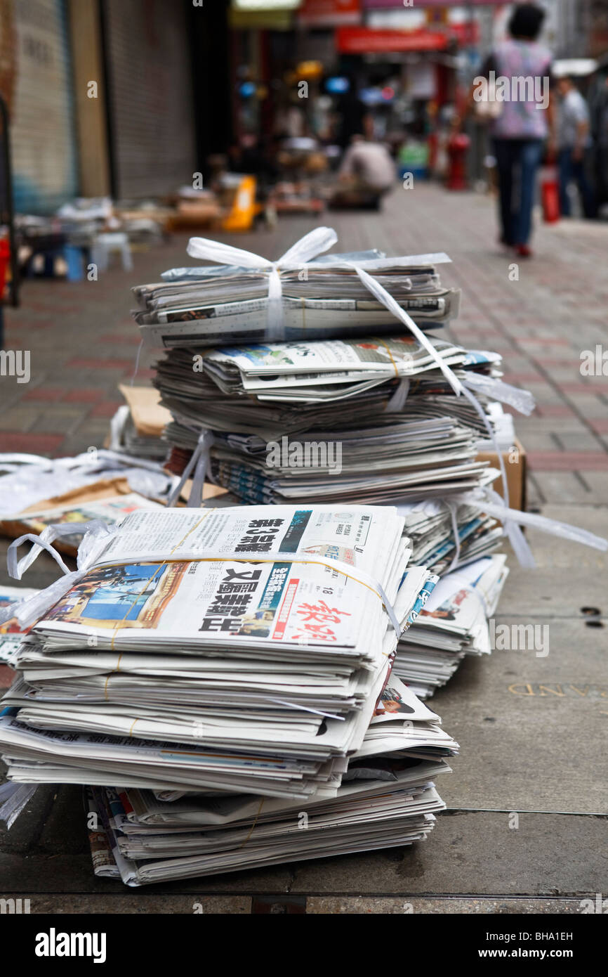 Ein Haufen Zeitungen bereit für Auslieferung und Verteilung in Hong Kong. Stockfoto