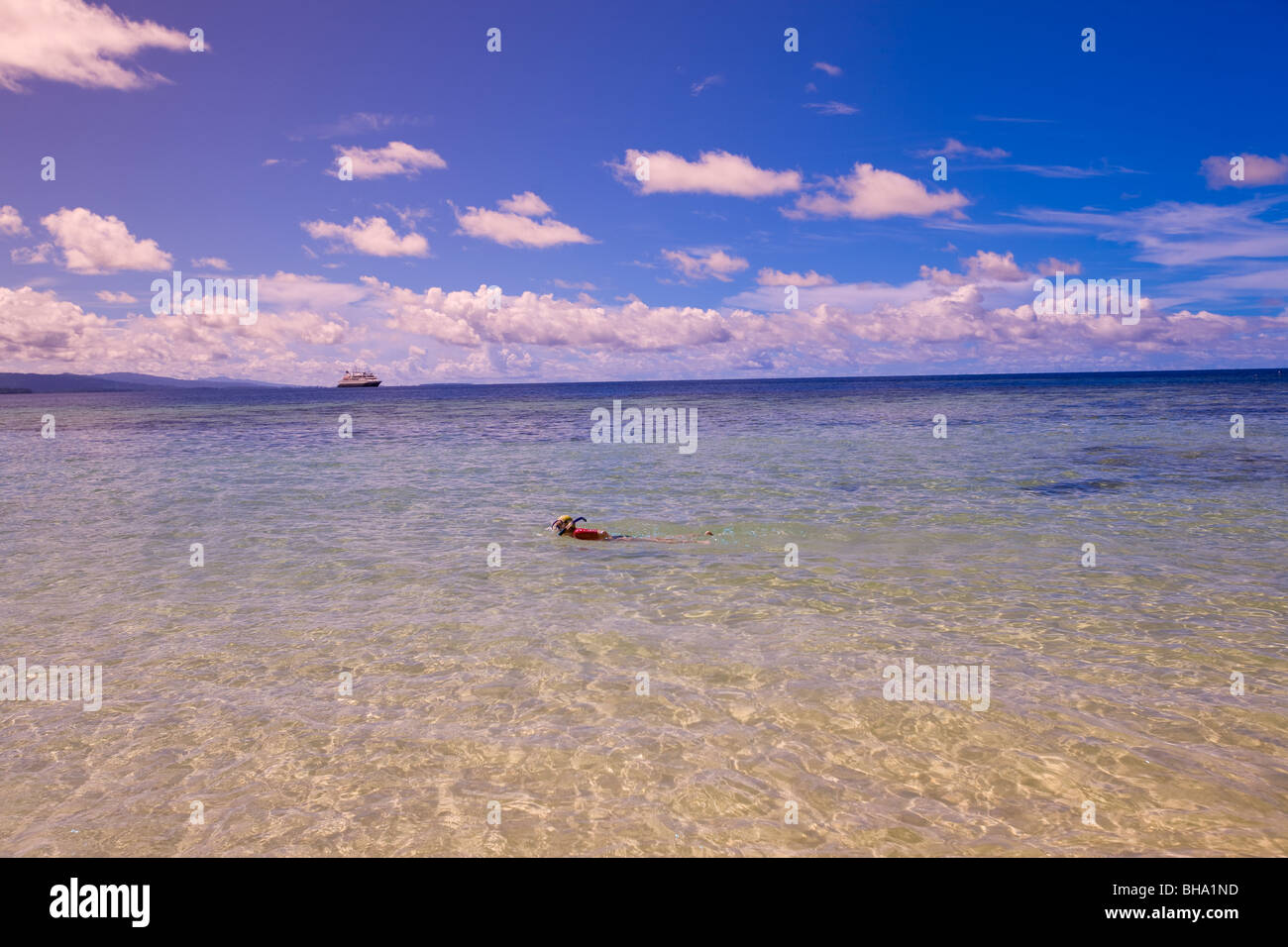 Eine Person Schnorchel in klares Meerwasser mit Blick auf den blauen Horizont Stockfoto