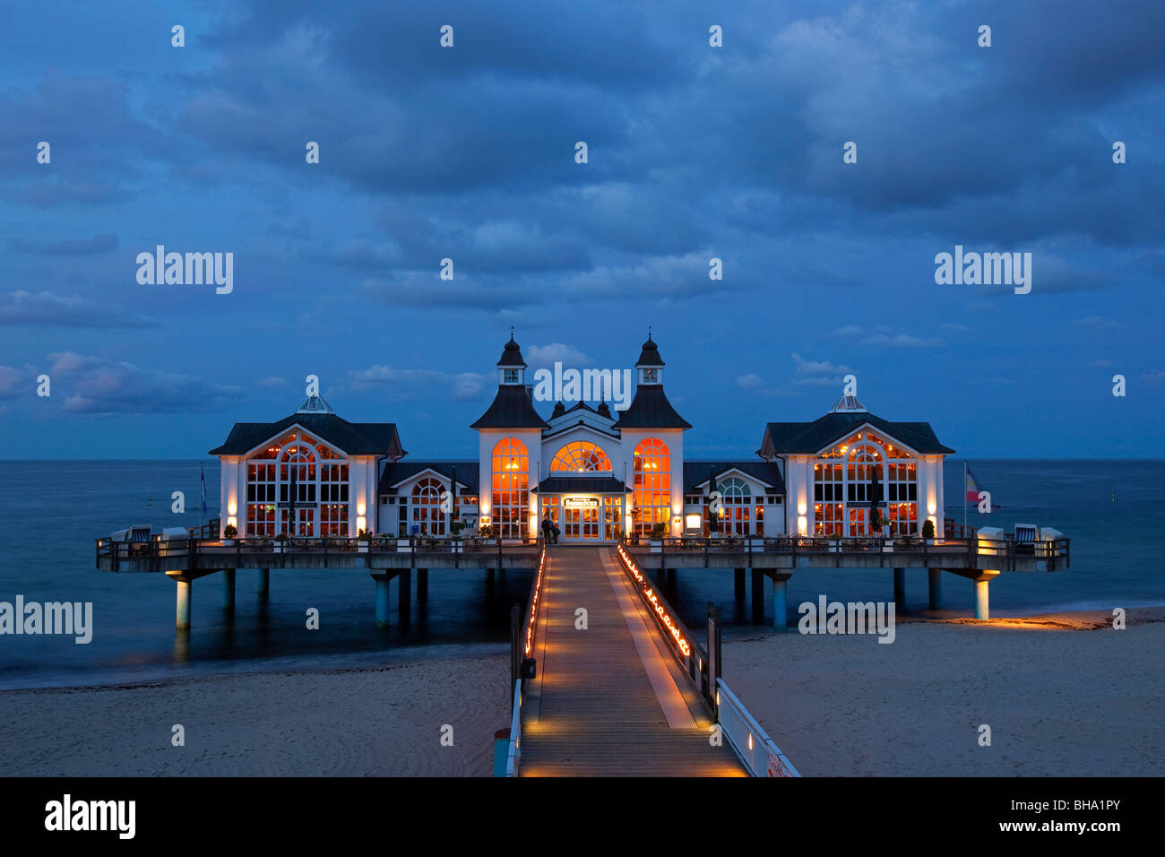 Restaurant am Pier in Sellin, Rügen in der Abenddämmerung, Mecklenburg-Western Pomerania, Deutschland Stockfoto