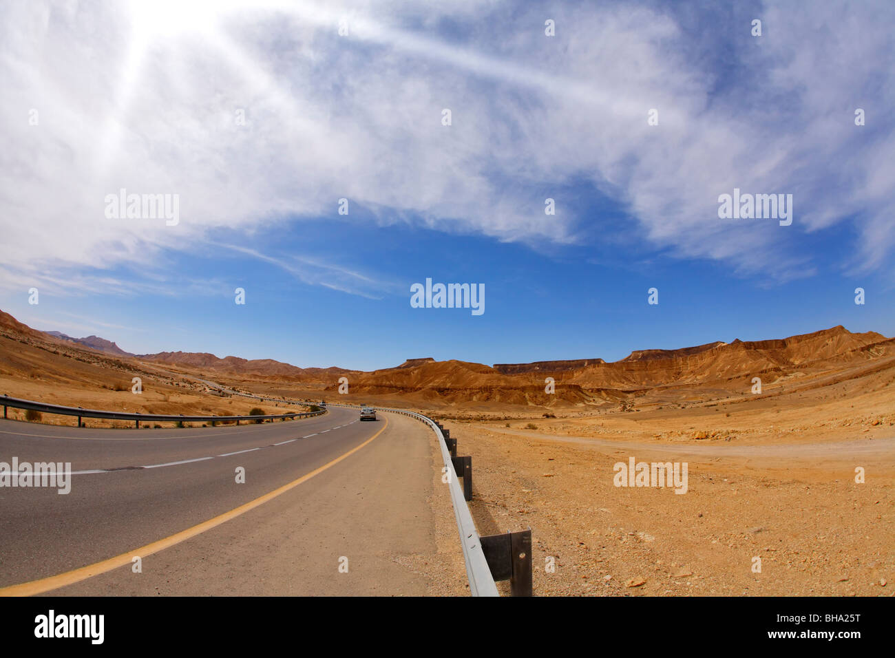 Asphalt Autobahn in Steinwüste in klaren Frühlingstag Stockfoto