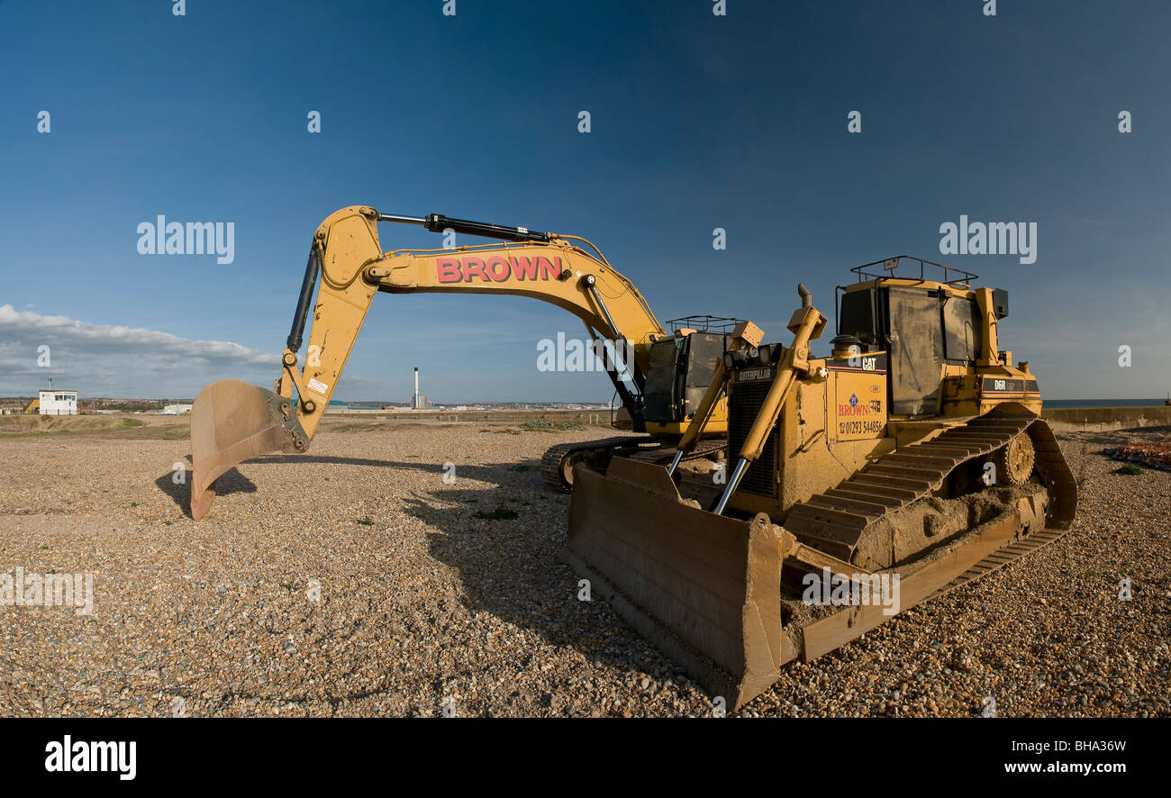 Bulldozer und Digger auf Shoreham Beach, West Sussex, UK Stockfoto