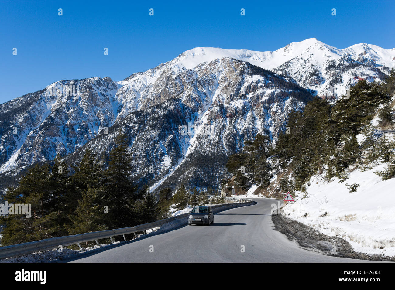 Bergstraße in der Nähe der Französisch-italienischen Grenze außerhalb Montgenevre, Milchstraße Skigebiet, Italien Stockfoto