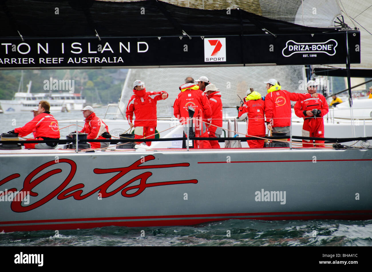 SYDNEY, Australien - Sydney, Australien - Super Maxi Yacht Wild Oats XI zu Beginn des Jahres 2009 Rolex Sydney Harbour Yacht Race im Hafen von Sydney. Wild Oats war Skipper Mark Richards und wurde 2. in der allgemeinen Linie ehren. Stockfoto