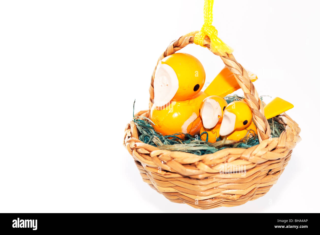 Hölzerne Oster-Deko Vögel in einem nest Stockfoto