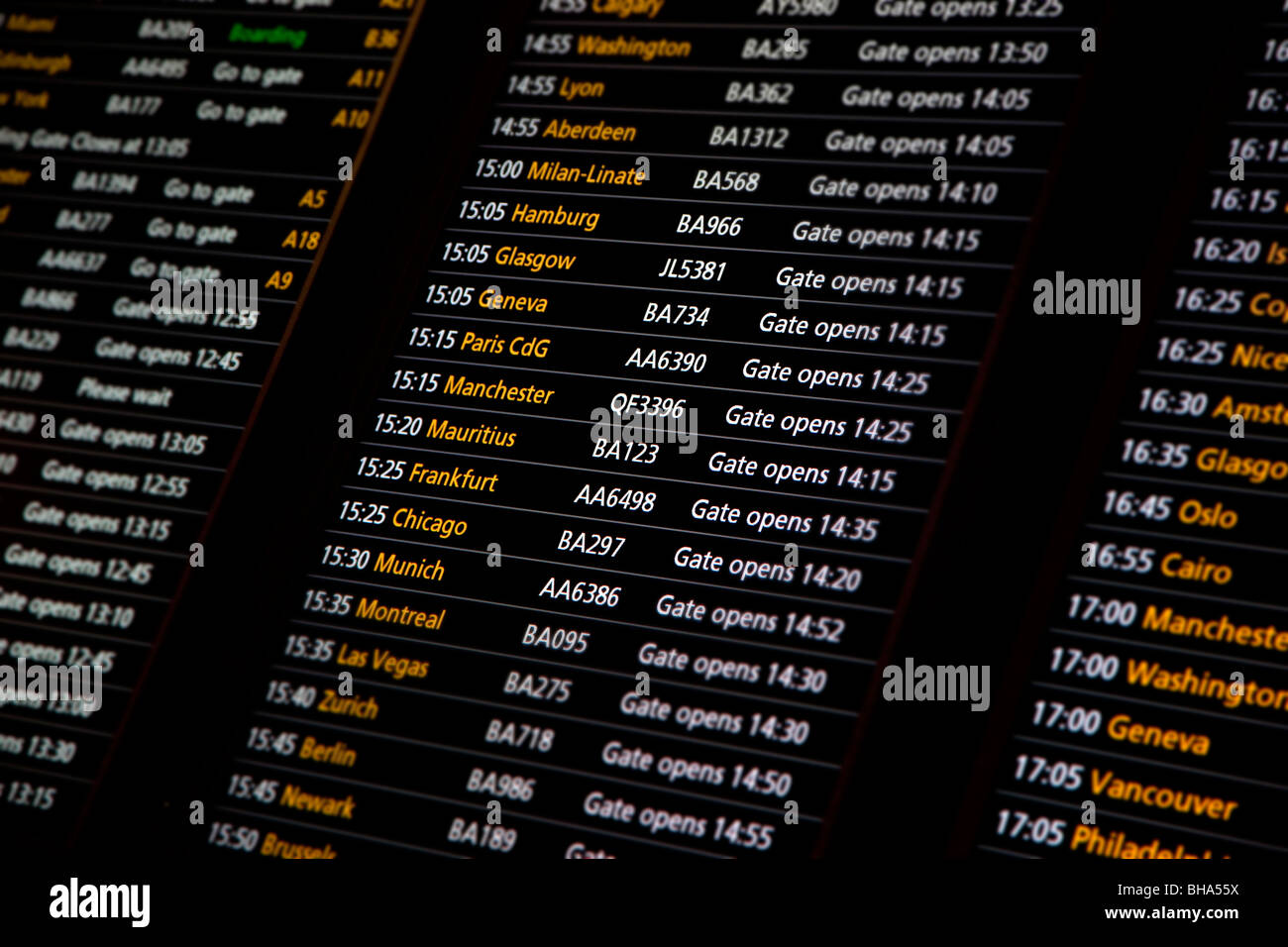 Abreise-Zeichen für Destinationen von terminal 5, Heathrow Airport, London, England Stockfoto