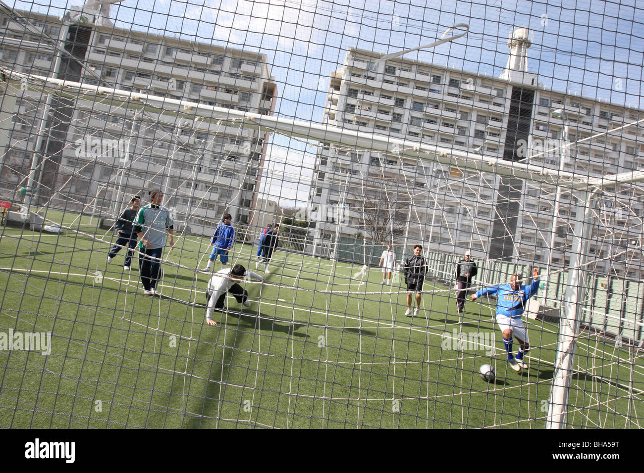 Ein Football-Spiel in "Homi Danshi"-eine Wohnsiedlung bevölkert mit viele Brasilianer, in Homigaoka, Toyota City, Japan. Stockfoto