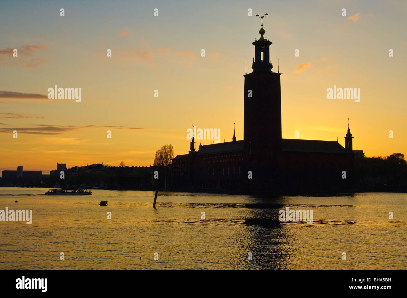 Sonnenuntergang und Silhouette des Stadthaus (Rathaus), Stockholm, Schweden, die Gastgeber der jährlichen Nobelpreis-Präsentationen Stockfoto