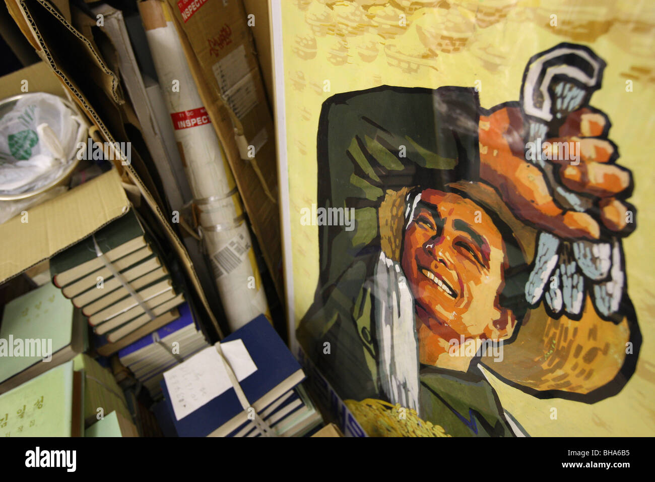 Rainbow Trading Company (eine nordkoreanische Spezialität Buchhandlung) zeigt die nordkoreanischen Plakate haben sie zu verkaufen. Tokio, Japan. Stockfoto