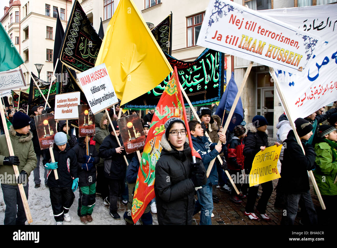 Kinder zu Fuß den Imam Hussein Gedenkmarsch in Malmö Schweden Stockfoto