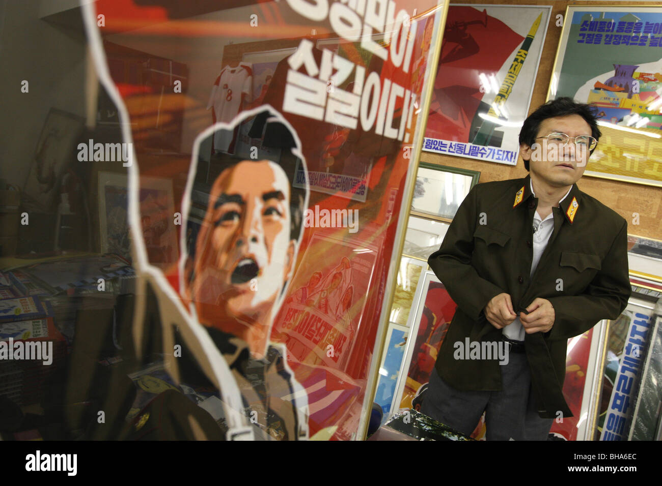 Jun Miyagawa, der Rainbow Trading Company (eine nordkoreanische Spezialität Buchhandlung) zeigt den nordkoreanischen Produkte zum Verkauf. Tokyo. Stockfoto