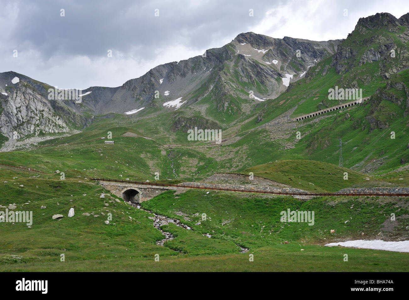 Straße schlängelt sich über den großen St. Bernard Pass in den italienischen Alpen, Italien Stockfoto