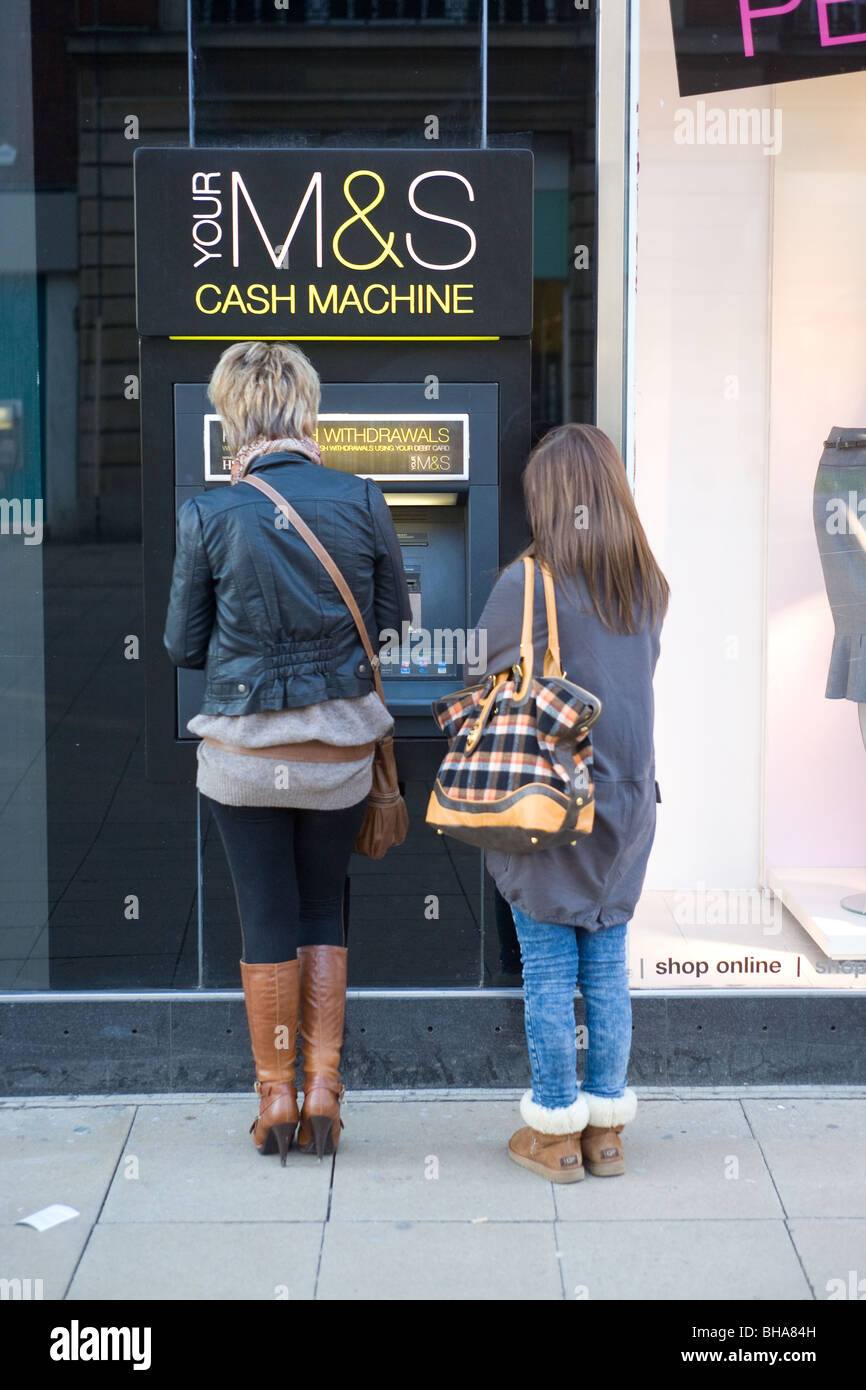 Kundenzeichnung Cash-Out von einer Mark & Spencer Kasse Stockfoto