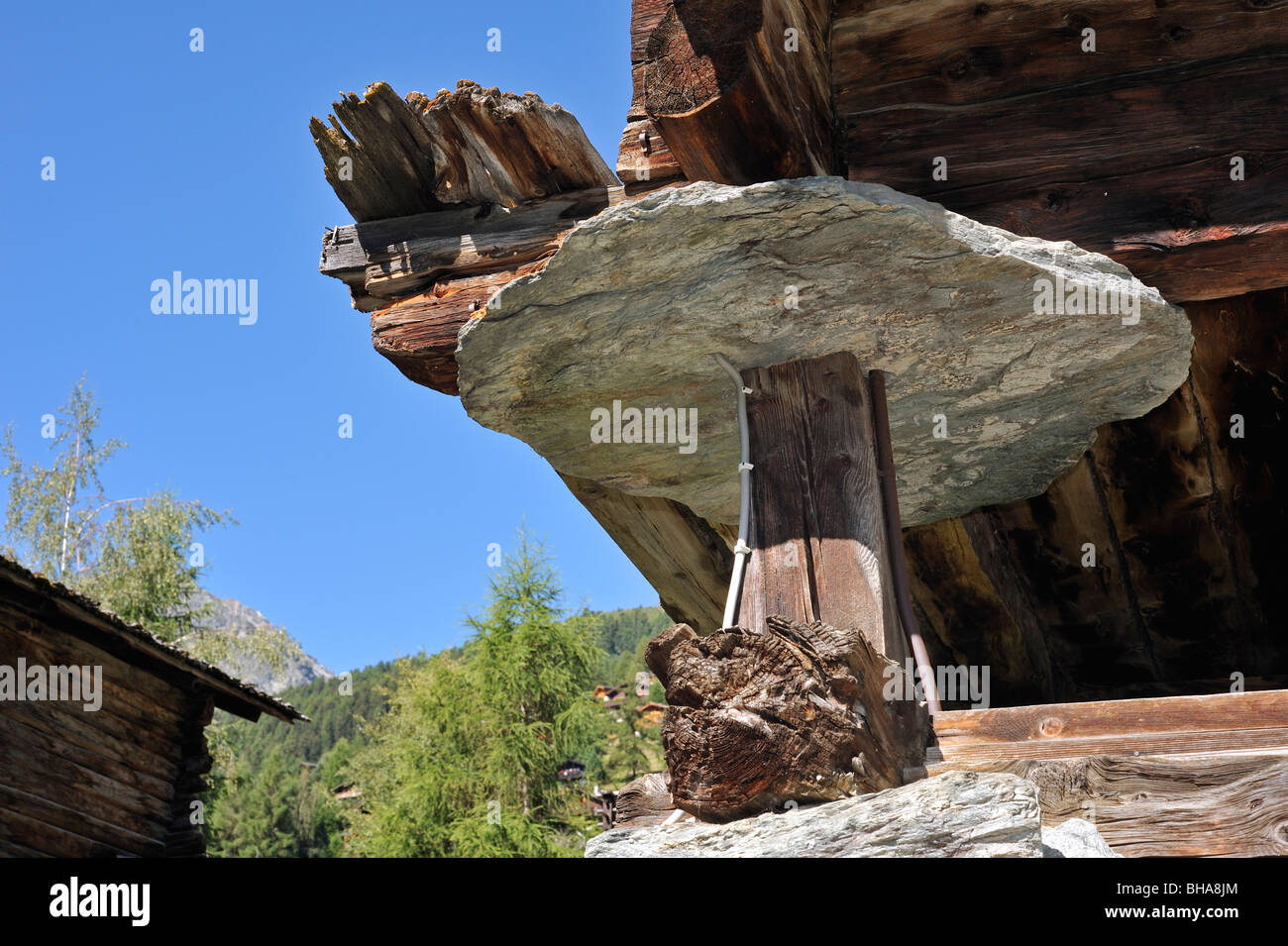 Traditionelle hölzerne Getreidespeicher / Raccard mit runden Stein Platten  um zu verhindern, dass Nagetiere in, Wallis, Schweiz Stockfotografie - Alamy