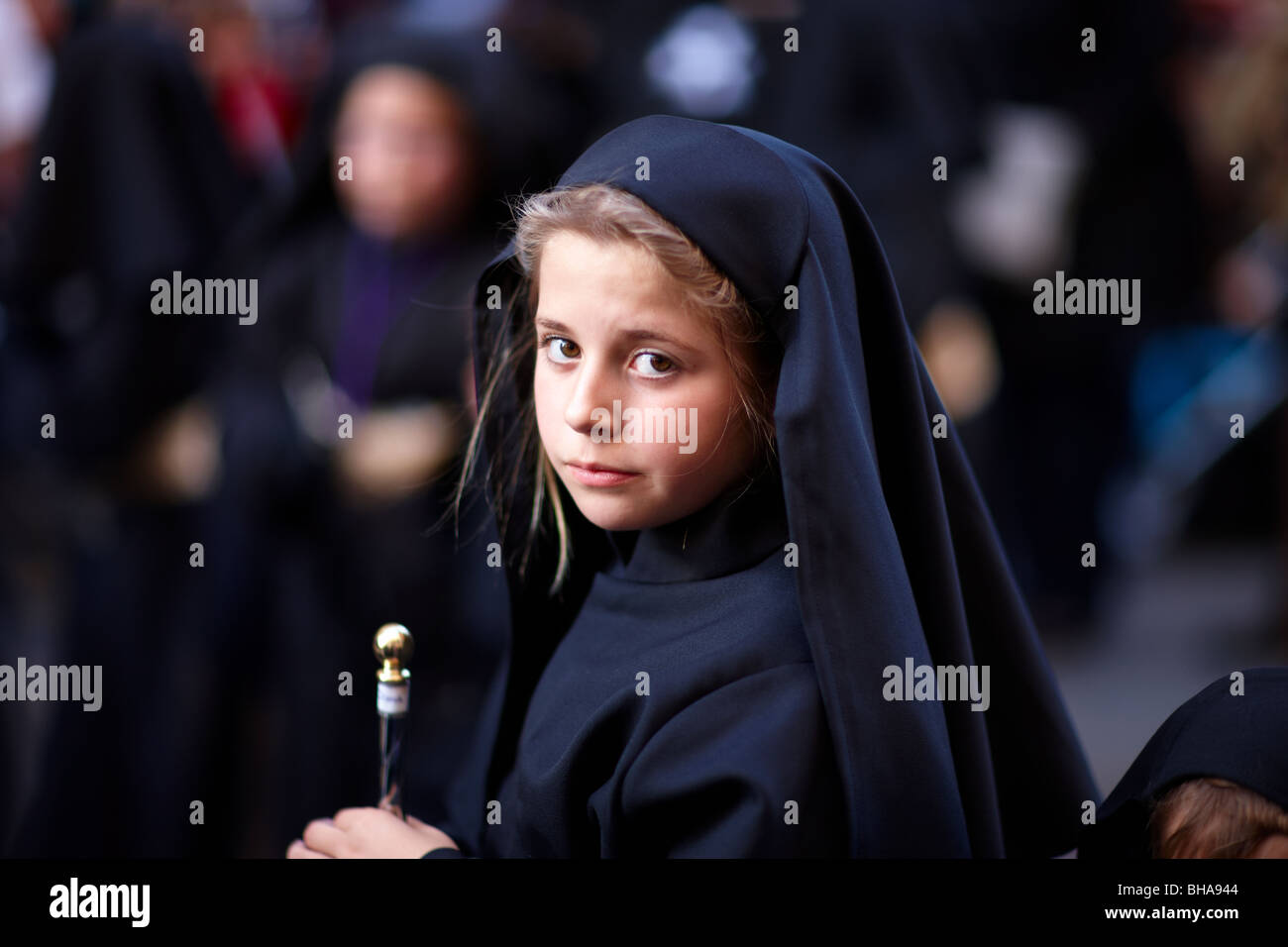 ein Kind in der Semana Santa-Prozession in Malaga, Andalusien, Spanien Stockfoto