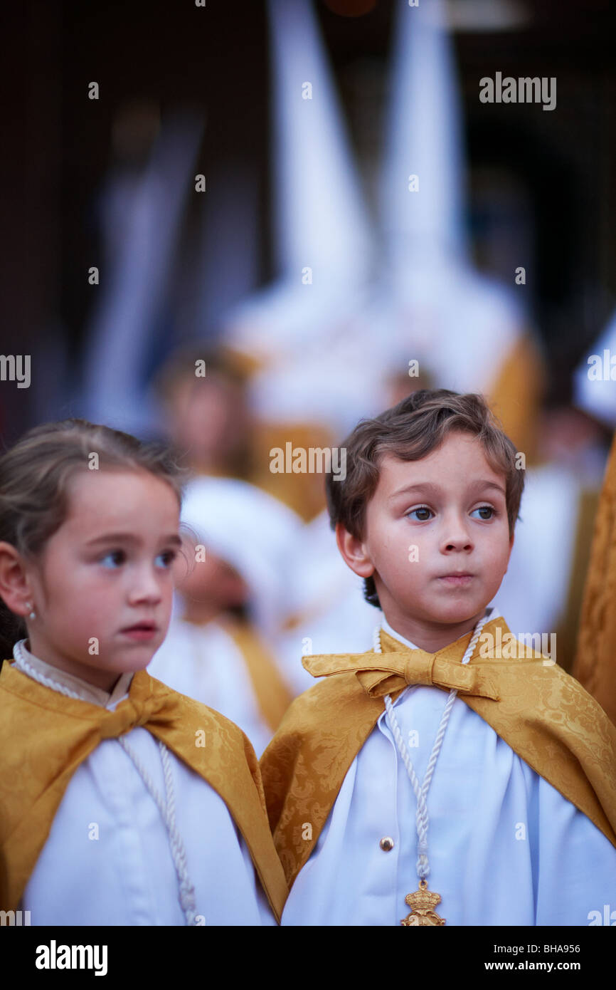 Kinder in der Semana Santa-Prozession in Vera Malaga, Andalusien, Spanien Stockfoto