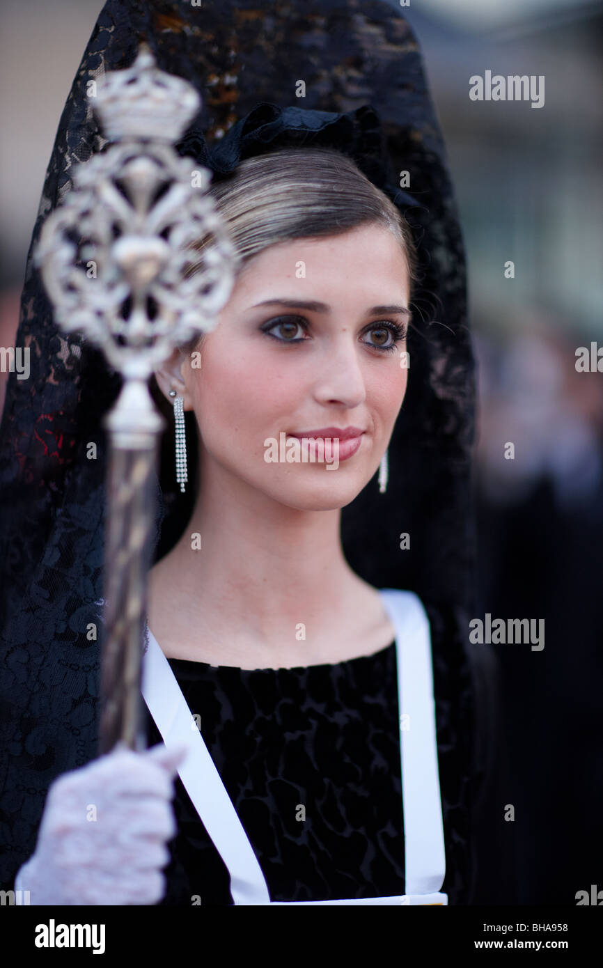 eine schwarze Madonna in der Semana Santa-Prozession in Vera Malaga, Andalusien, Spanien Stockfoto