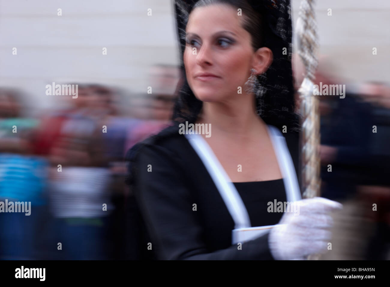 eine schwarze Madonna in der Semana Santa-Prozession in Vera Malaga, Andalusien, Spanien Stockfoto