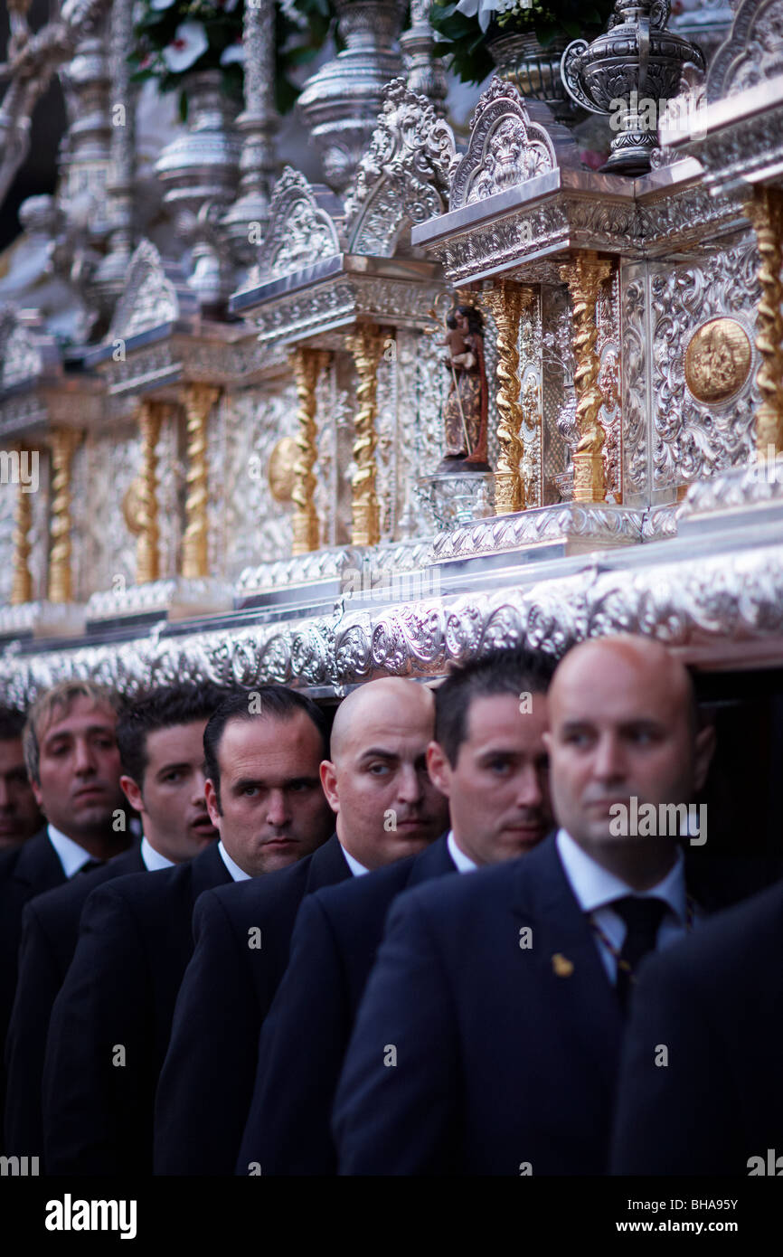 Sargtuch-Träger in der Semana Santa-Prozession in Vera Malaga, Andalusien, Spanien Stockfoto