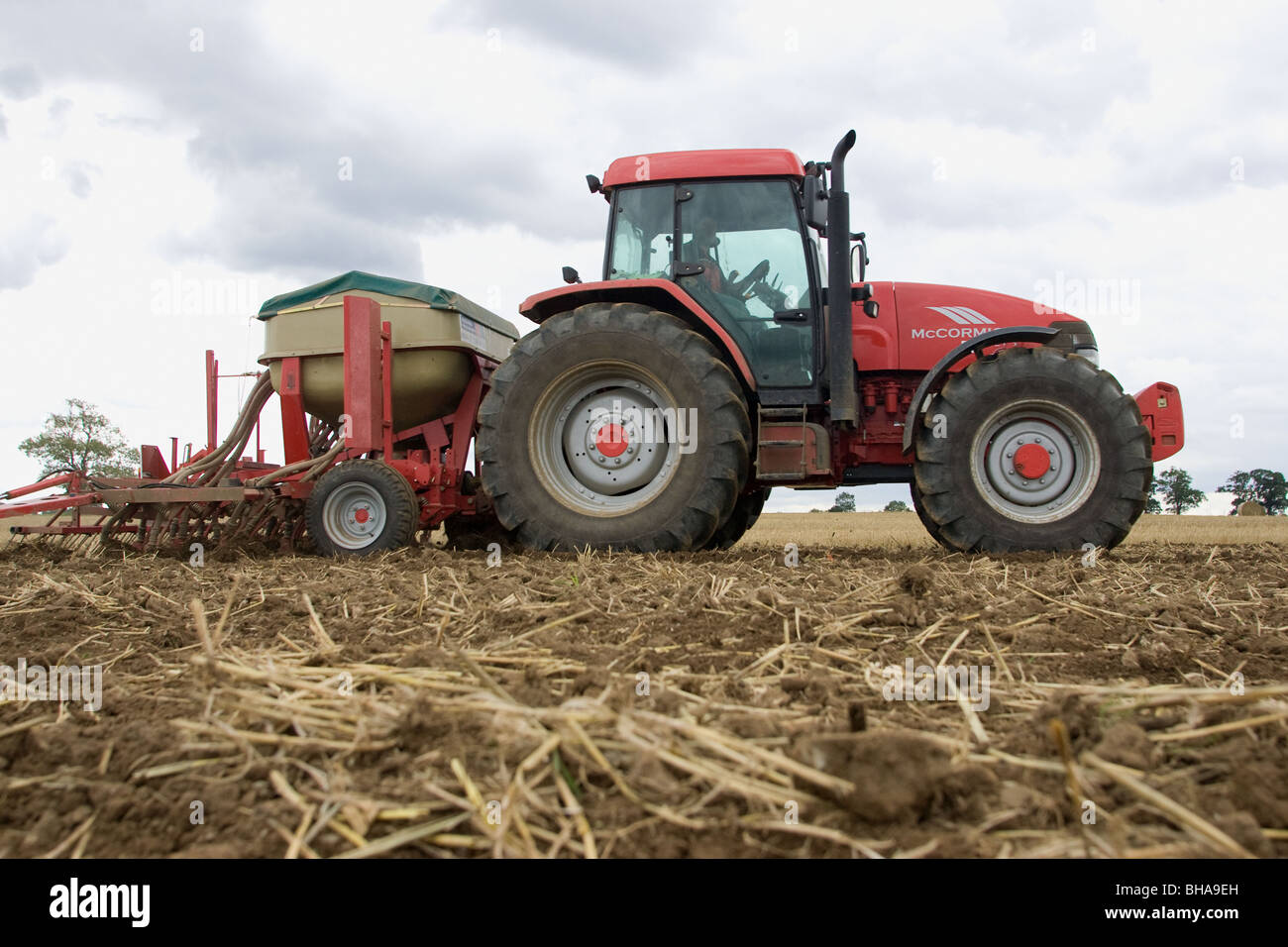 Ein Bauer auf seinem Traktor Bohren Mais Stockfoto