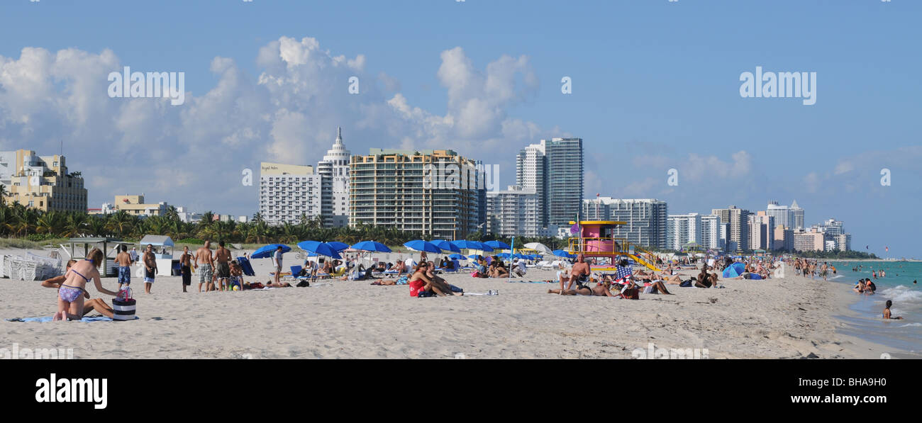 Menschen genießen die Sonne Sand und warmen Meerwasser der schönen Miami Beach Florida. Stockfoto