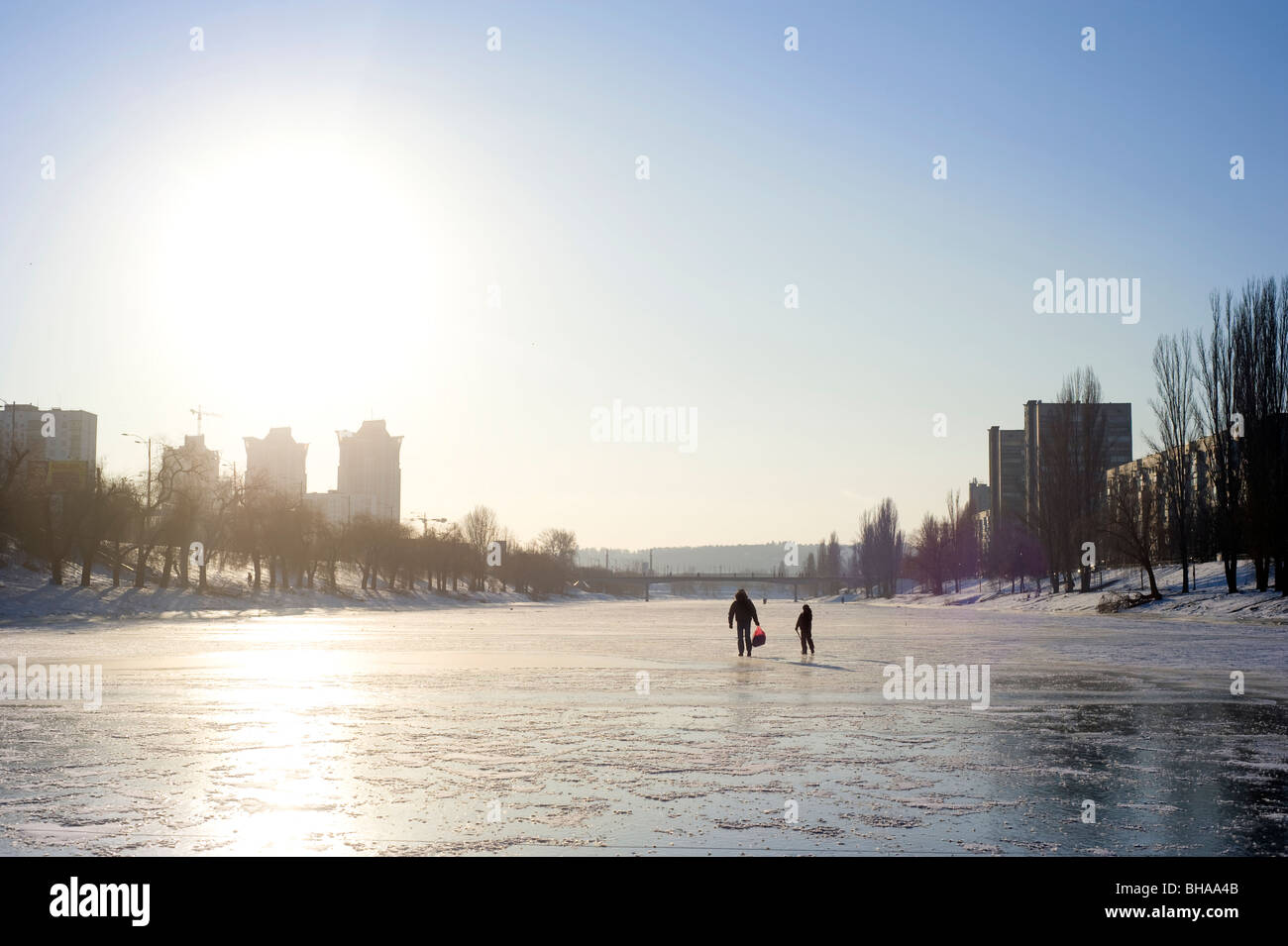 Menschen zu Fuß durch die Frozen River in den Sonnenschein Tag Stockfoto