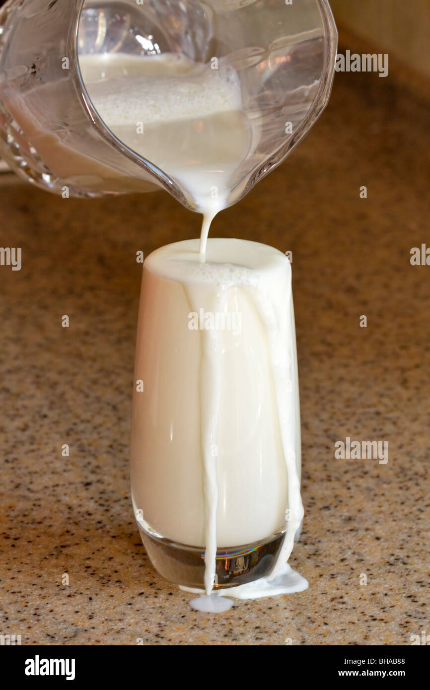 Glas Milch überfüllt Stockfoto