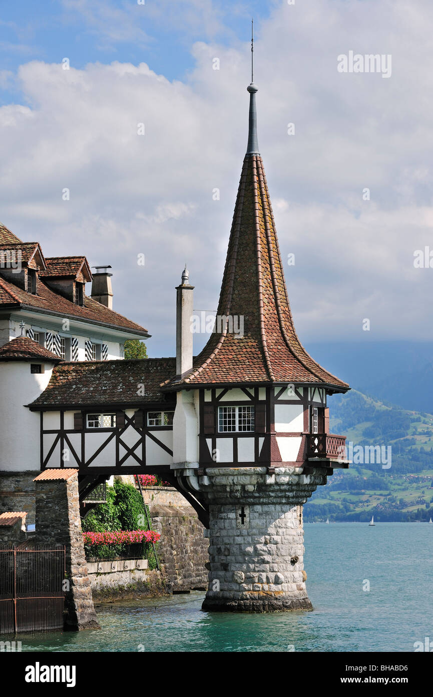 Die Schweizer Schloss Oberhofen entlang den Thunersee / Thunersee in den Berner Alpen, Berner Oberland, Schweiz Stockfoto