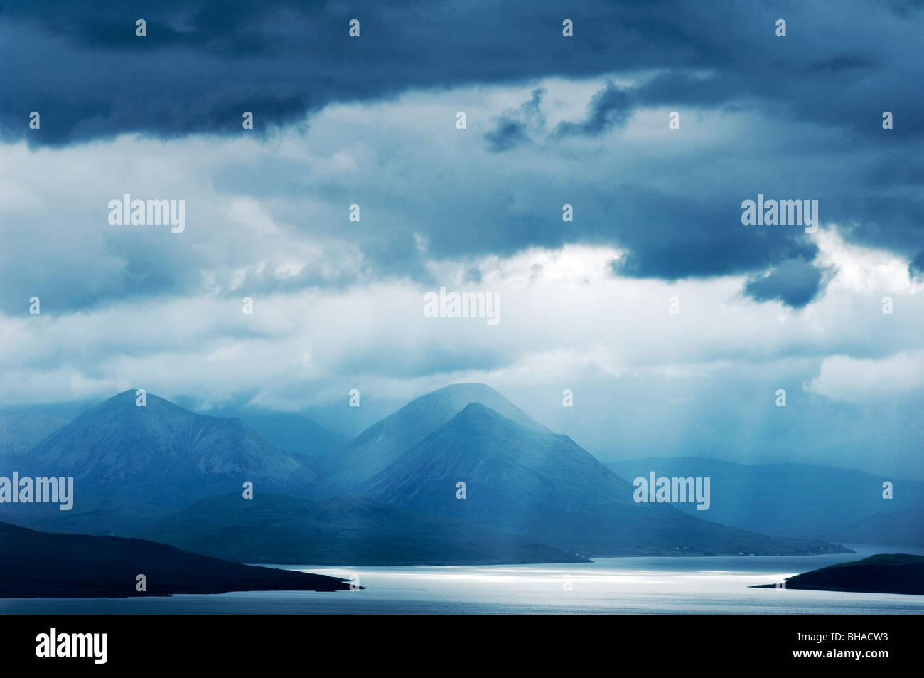 Die Cuillin Skye, gesehen vom oberen Rand der Bealach Na Ba pass in der Nähe von Applecross Stockfoto