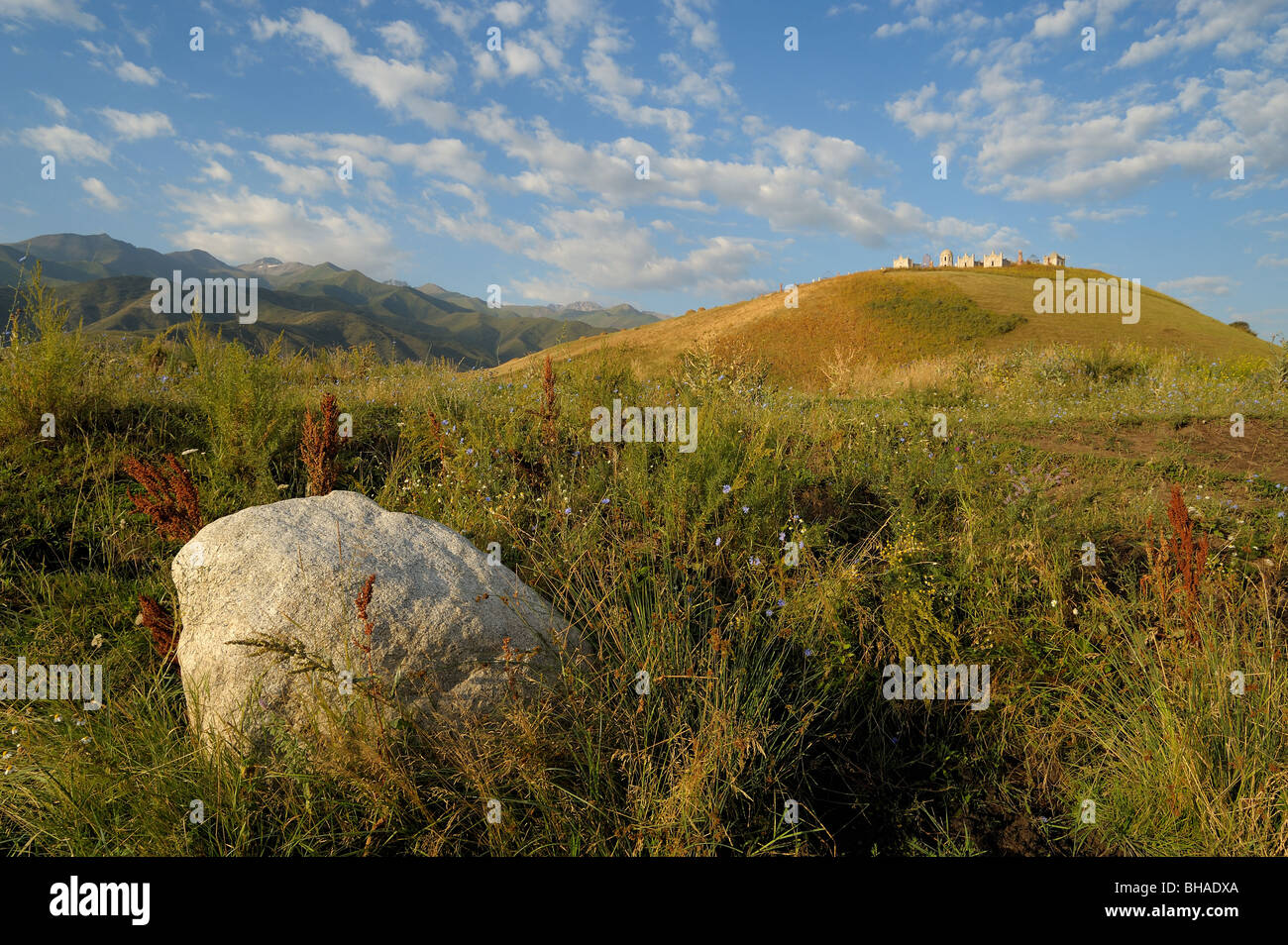 Landschaft mit Stein und kirgisischen Friedhof auf dem Hügel Stockfoto