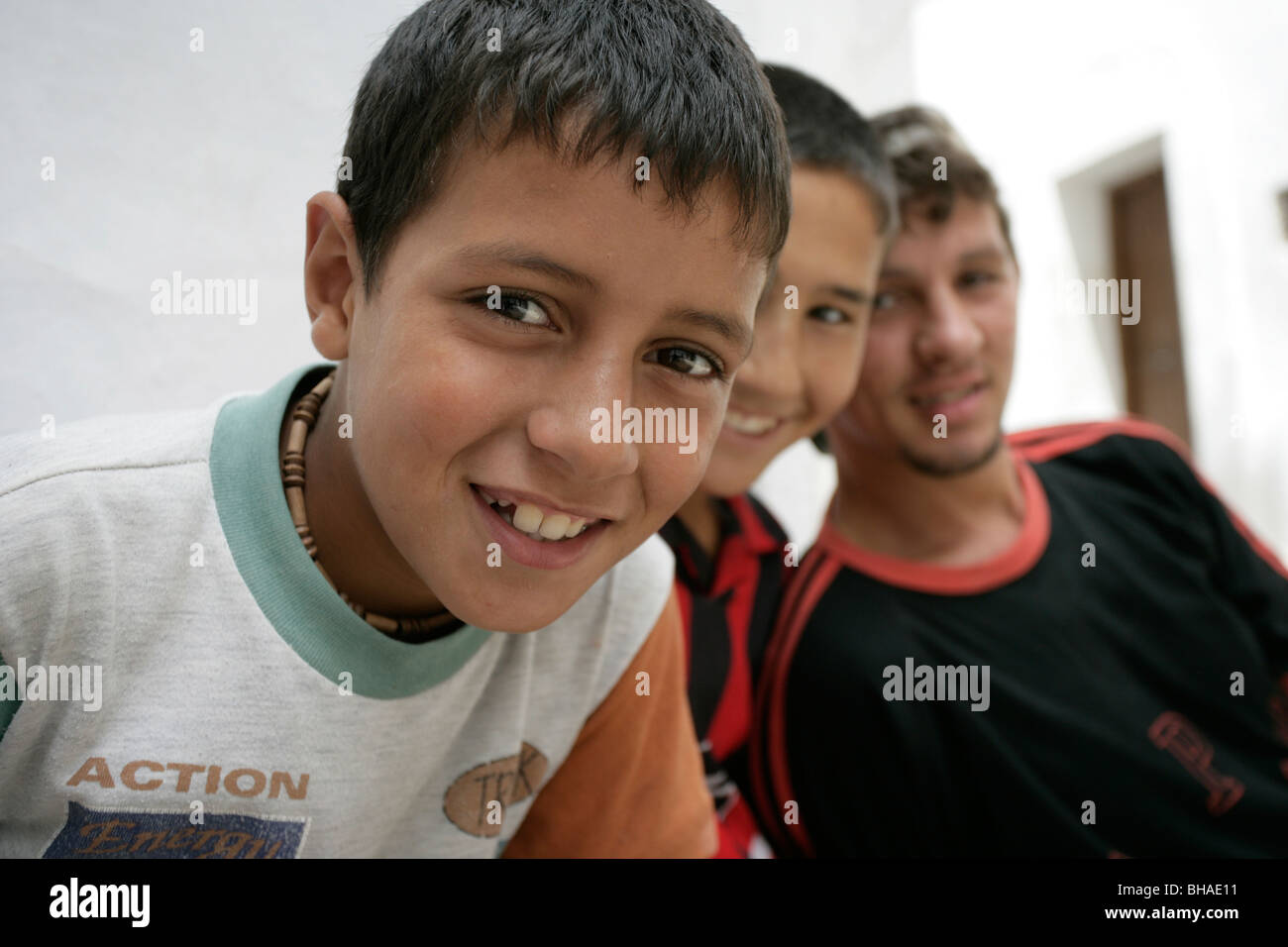 Drei Jungs posieren für die Kamera in Tetuon, Marokko. Keine Mitteilungen. keine Freigabe Stockfoto
