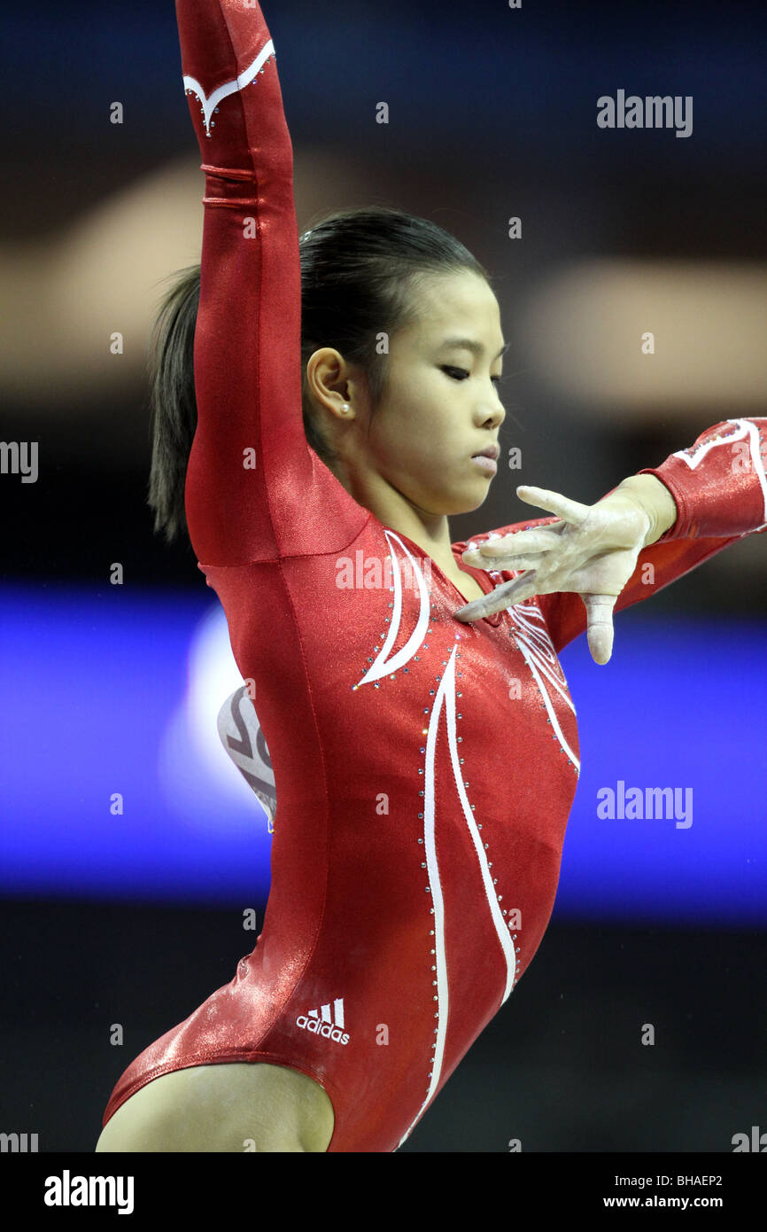 Ivana Hong amerikanischer weiblicher Gymnast führt auf Balken bei Gymnastik Weltmeisterschaften 2009 Stockfoto