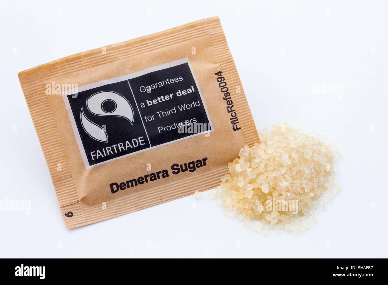 VEREINIGTES KÖNIGREICH. Fairtrade-braun Demerara Zucker Päckchen auf weißem Hintergrund Stockfoto