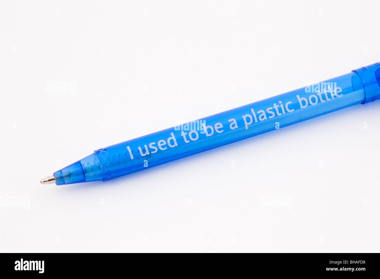 Uk, Großbritannien. Blaue Kunststoff Kugelschreiber, Hergestellt Aus  Recycelten Pet-Flaschen Auf Weißem Hintergrund Stockfotografie - Alamy