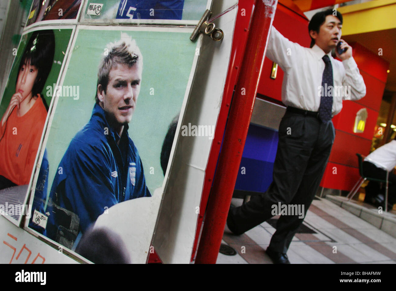 Werbung und Vermerke, die von westlichen Berühmtheiten in Tokio, Japan. Stockfoto