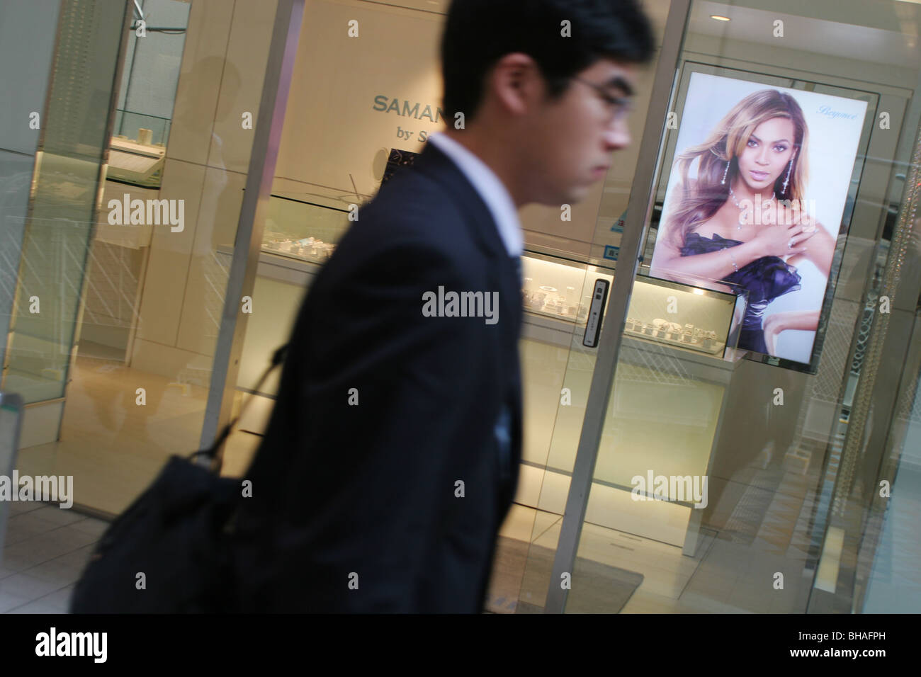 Werbung und Vermerke, die von westlichen Berühmtheiten in Tokio, Japan. Stockfoto